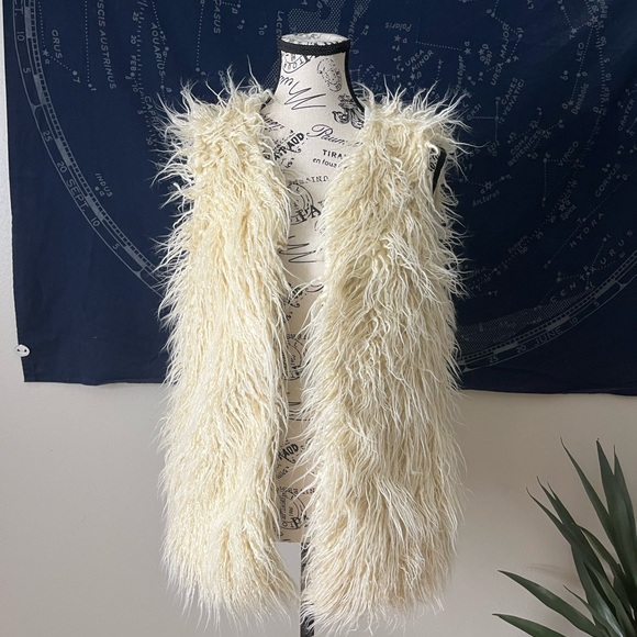Jackets & Blazers - Ivory Long Shaggy Faux Fur Vest Dani Collection — Size M